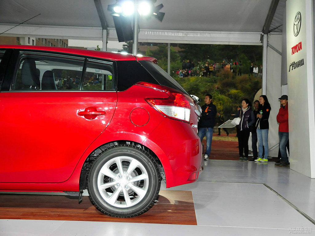 珊瑚紅YARiS L 致炫車(chē)身外觀圖片