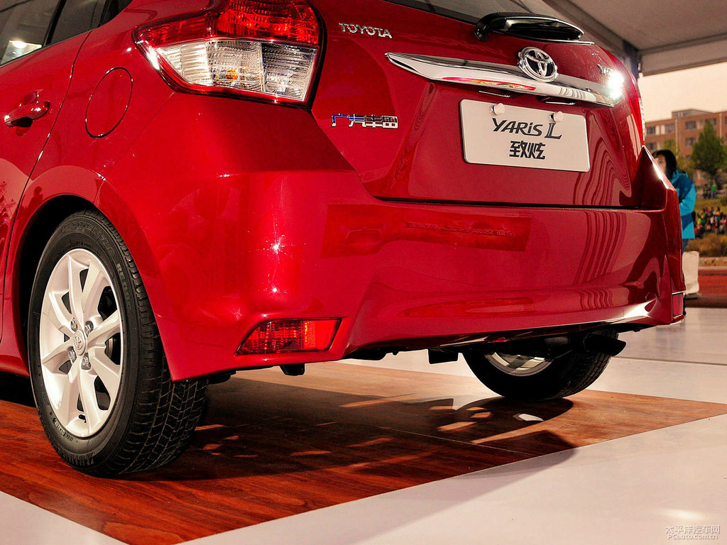 珊瑚紅YARiS L 致炫車尾外觀圖片