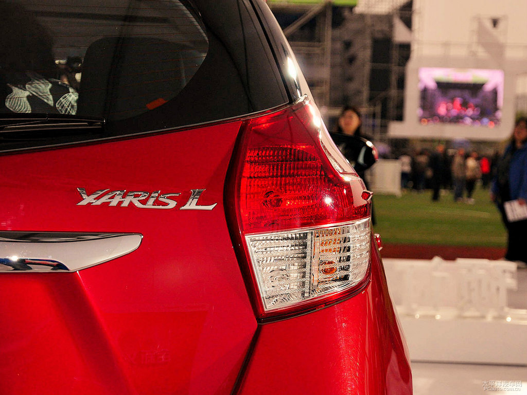 珊瑚紅YARiS L 致炫車尾外觀圖片