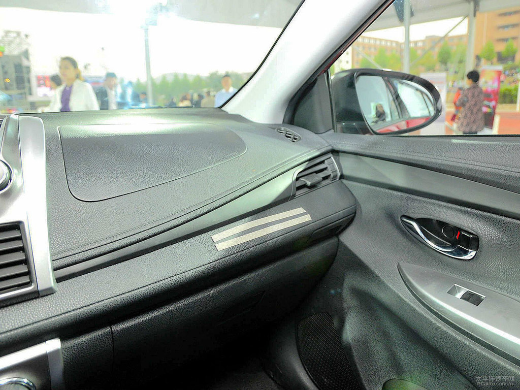 珊瑚紅YARiS L 致炫中控內(nèi)飾圖片