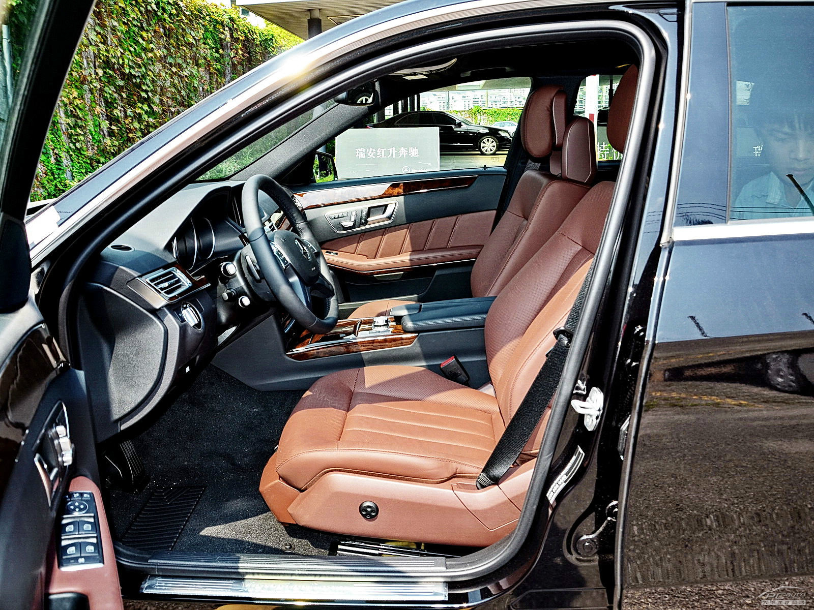 奔馳E級(jí)空間高清大圖