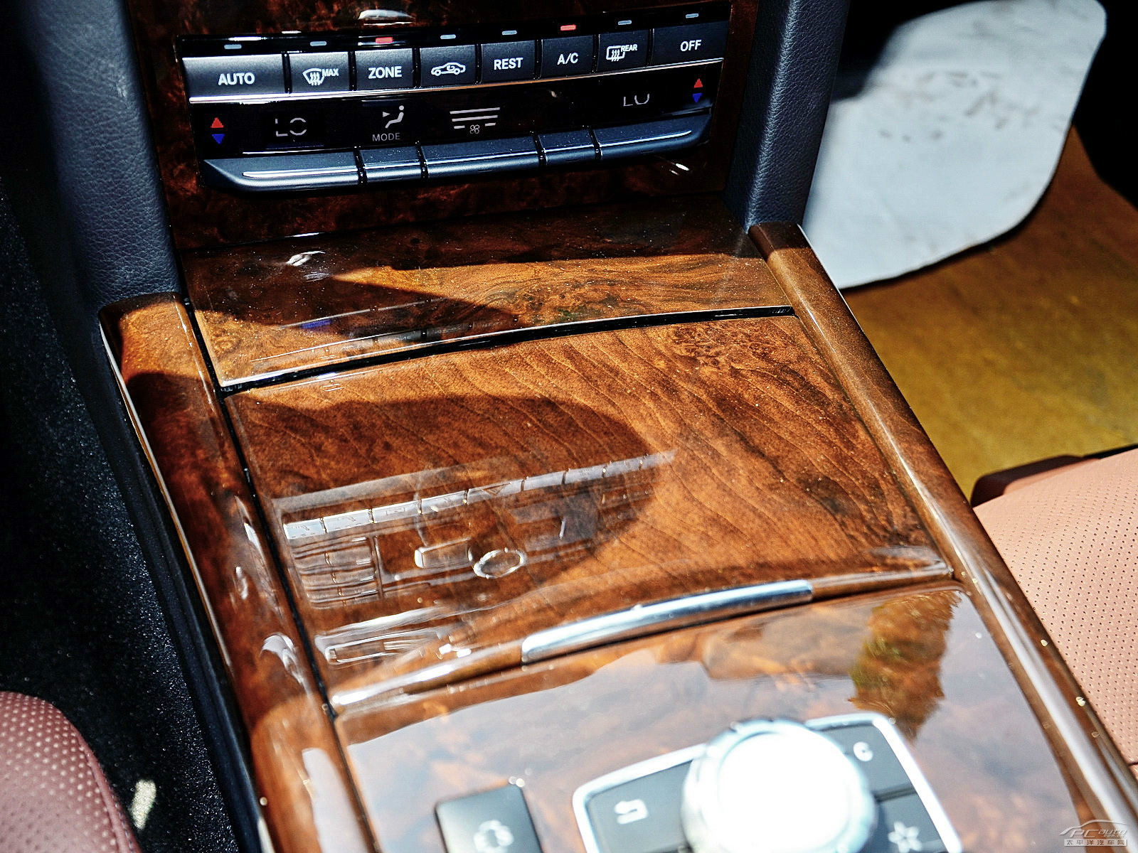 奔馳E級空間高清大圖