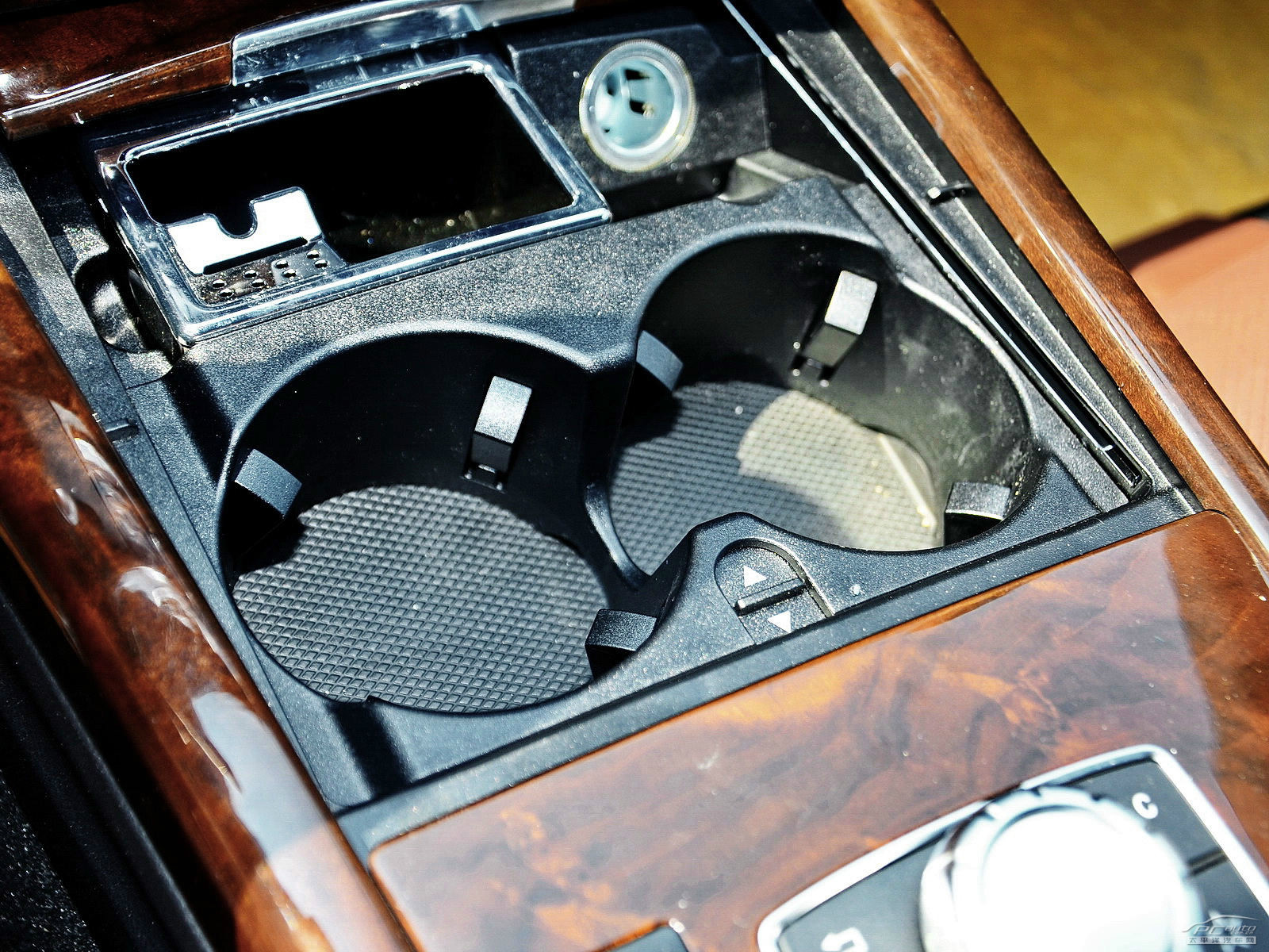 奔馳E級(jí)空間高清大圖