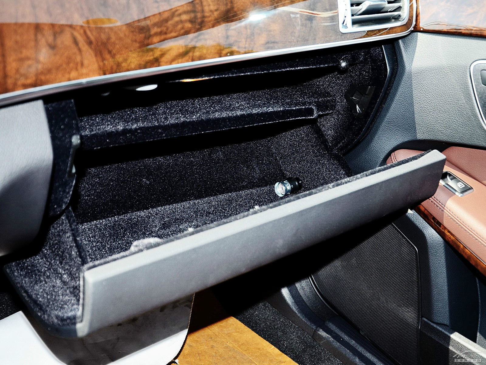 奔馳E級(jí)空間高清大圖