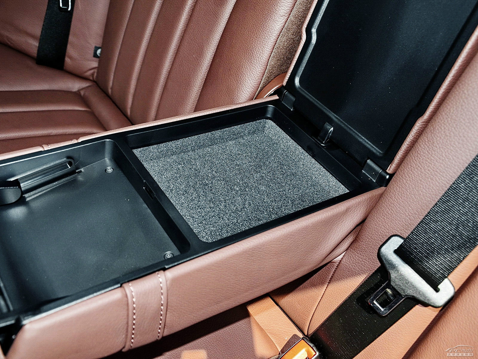 奔馳E級空間高清大圖