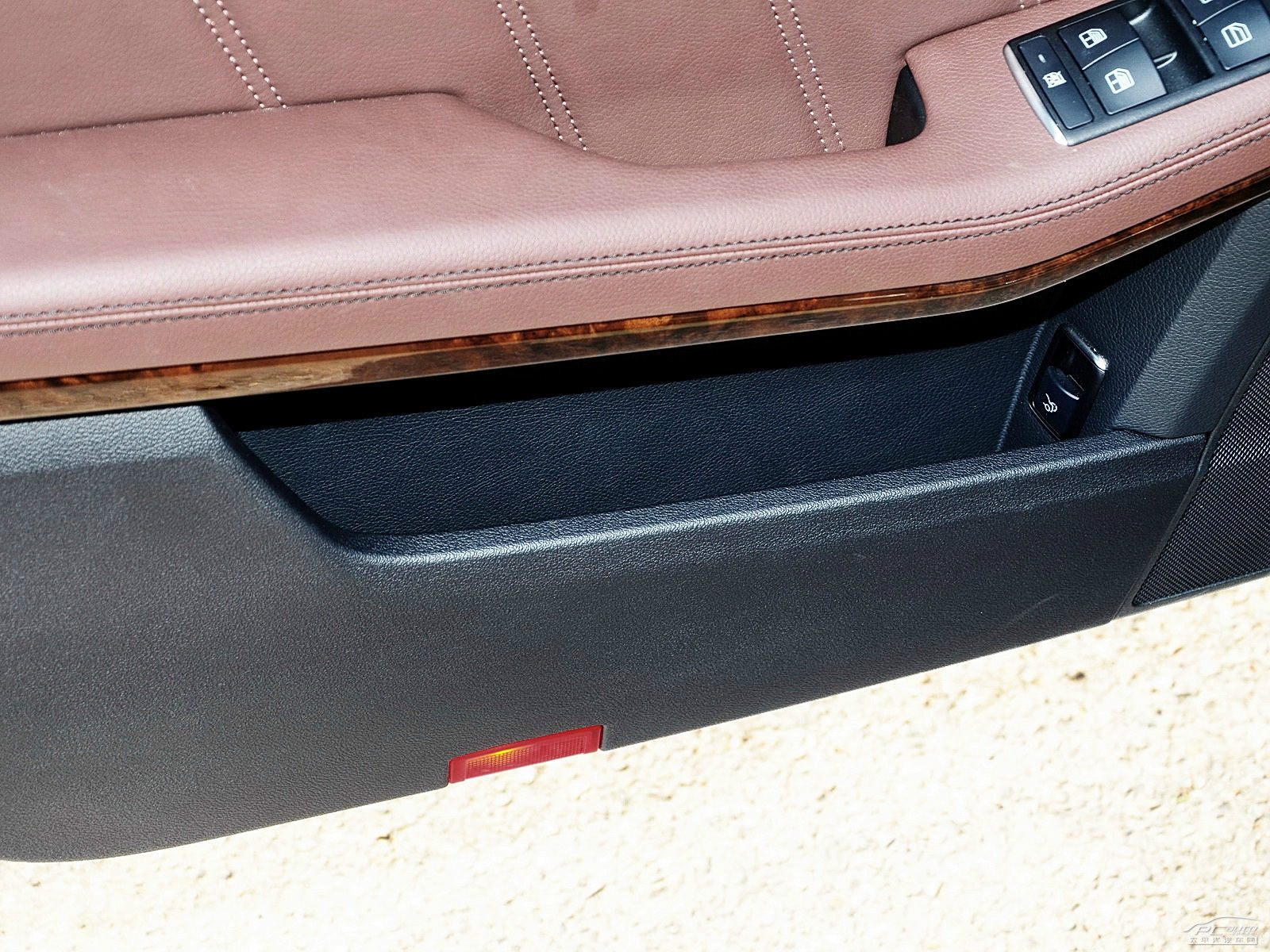 奔馳E級(jí)空間高清大圖