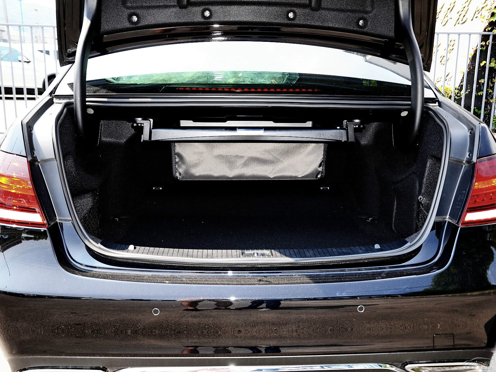 奔馳E級(jí)空間高清大圖