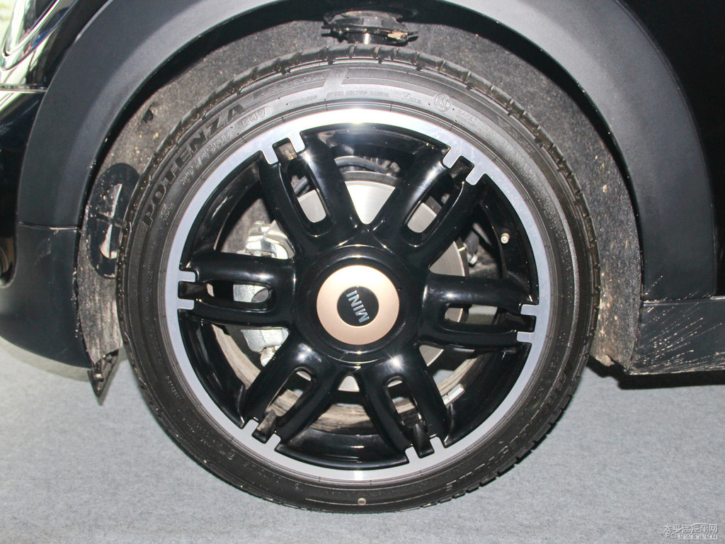 子夜黑MINI CLUBMAN車身外觀圖片