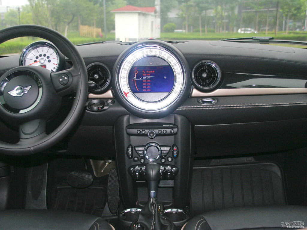 子夜黑MINI CLUBMAN中控內飾圖片