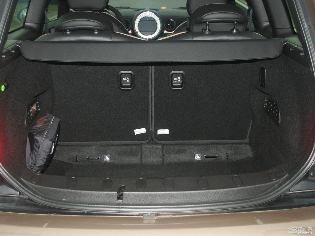 子夜黑MINI CLUBMAN后備廂空間圖片