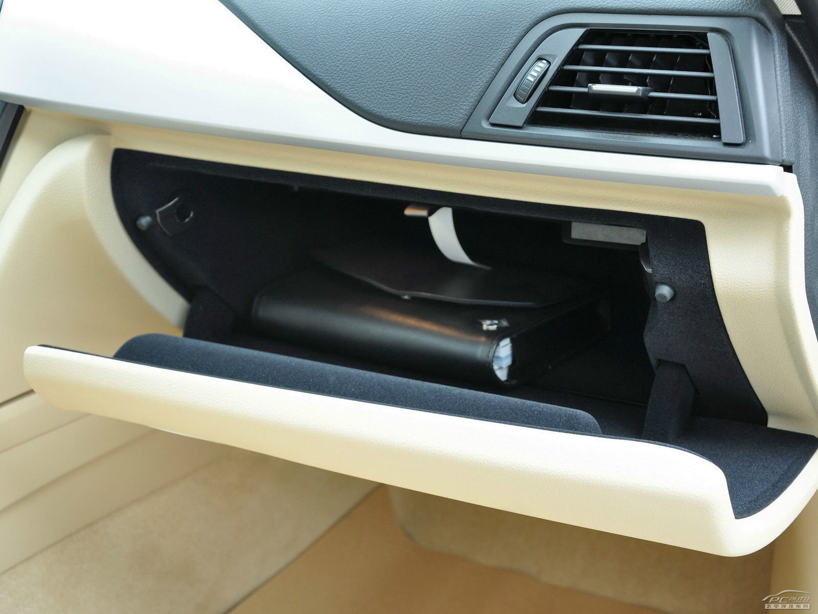 寶馬3系空間高清大圖