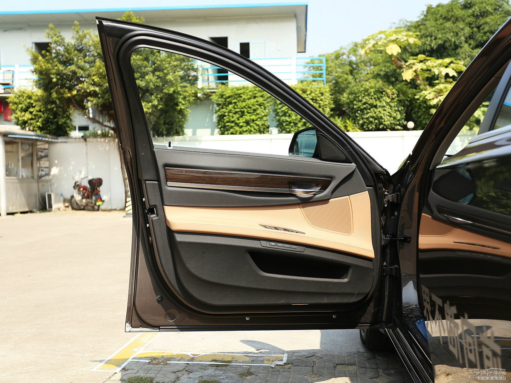 米蘭諾米寶馬7系車廂內(nèi)飾圖片