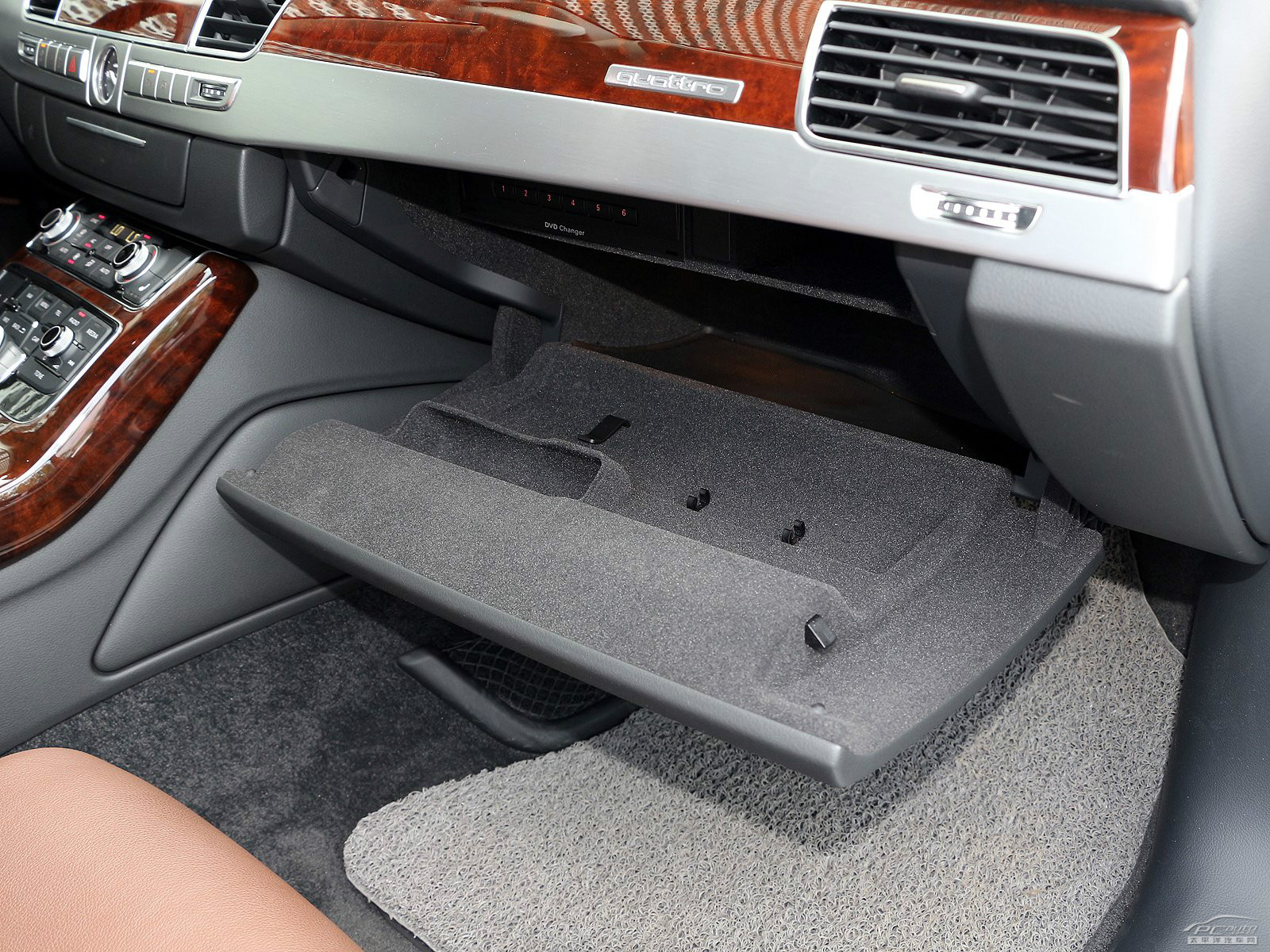 奧迪A8L空間高清大圖