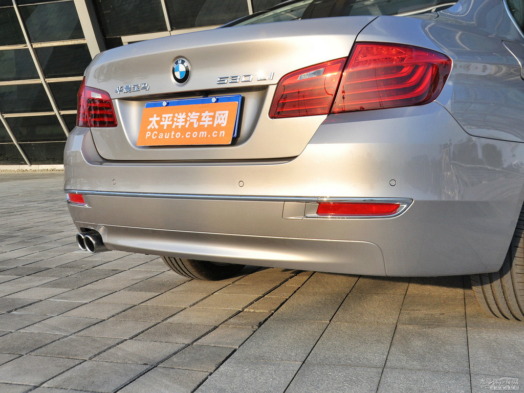 礦石灰寶馬5系車尾外觀圖片