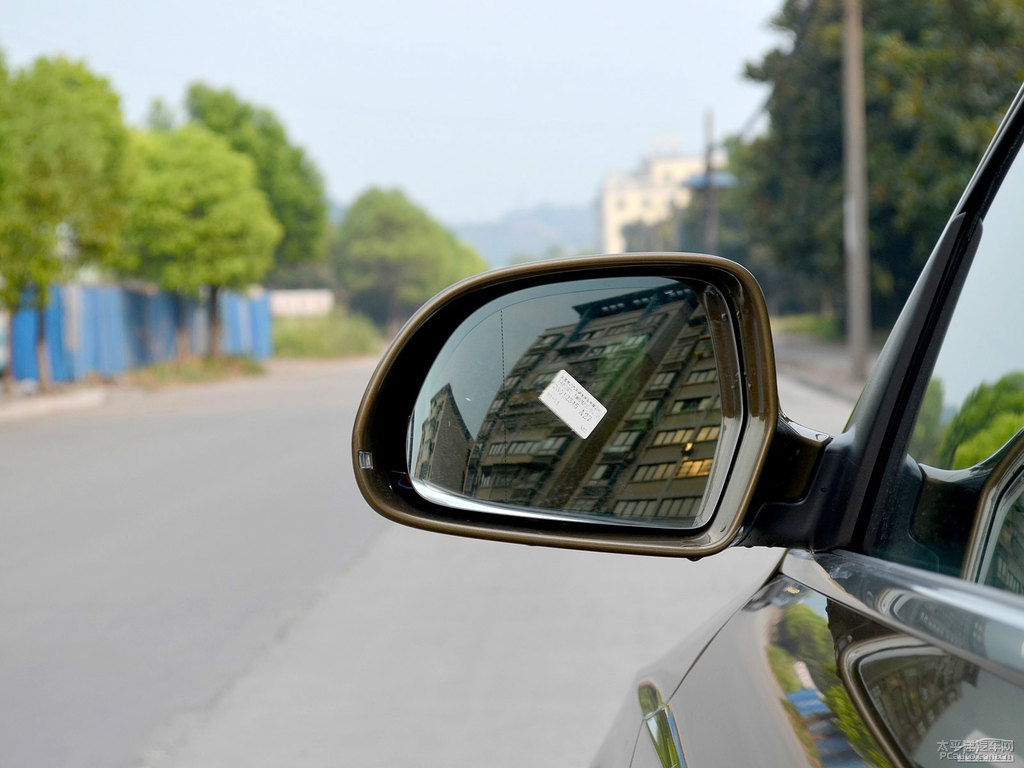 馴鹿棕奧迪Q3車身外觀圖片
