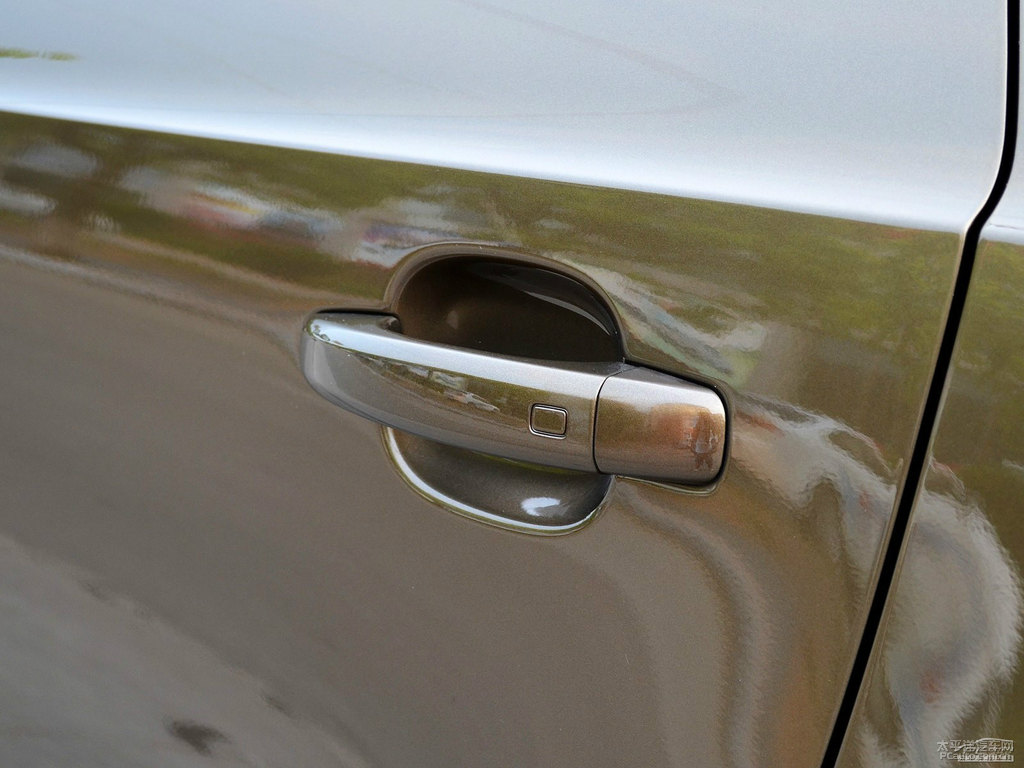 馴鹿棕奧迪Q3車身外觀圖片
