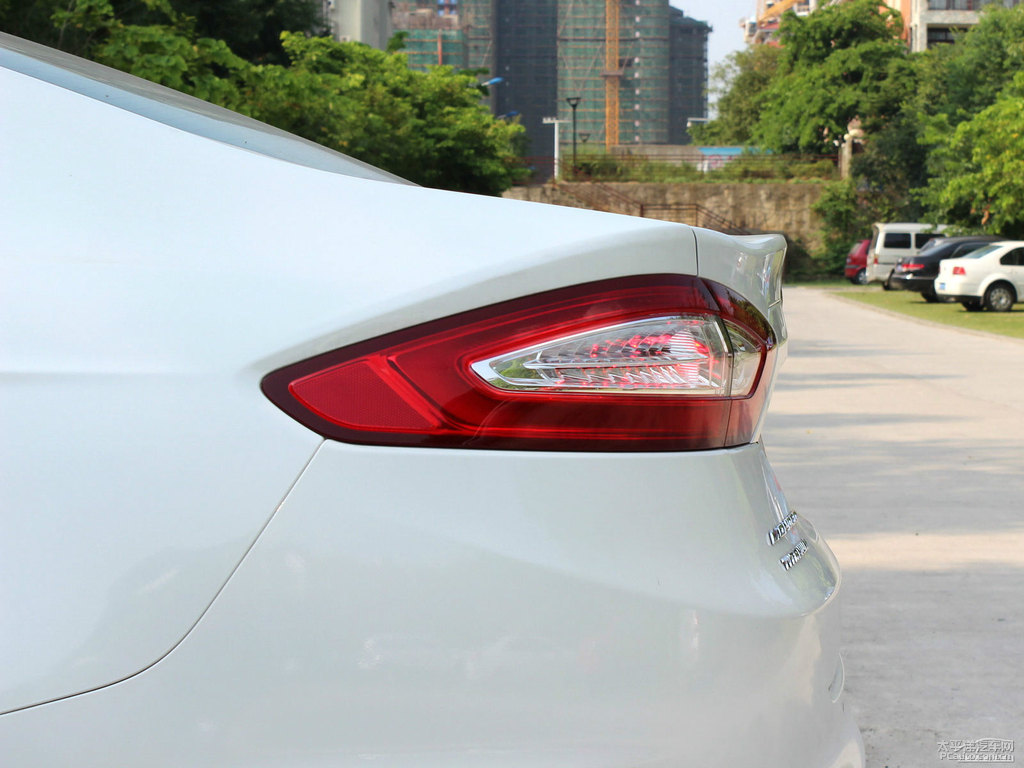 典雅白蒙迪歐車尾外觀圖片