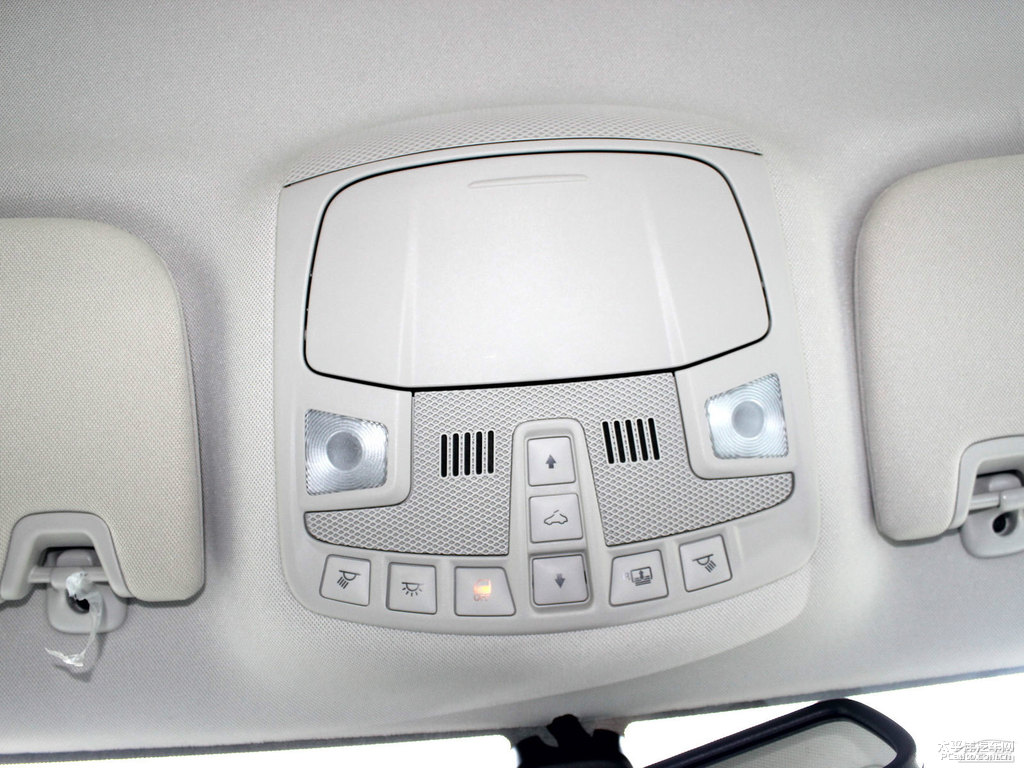 典雅白蒙迪歐車廂內(nèi)飾圖片