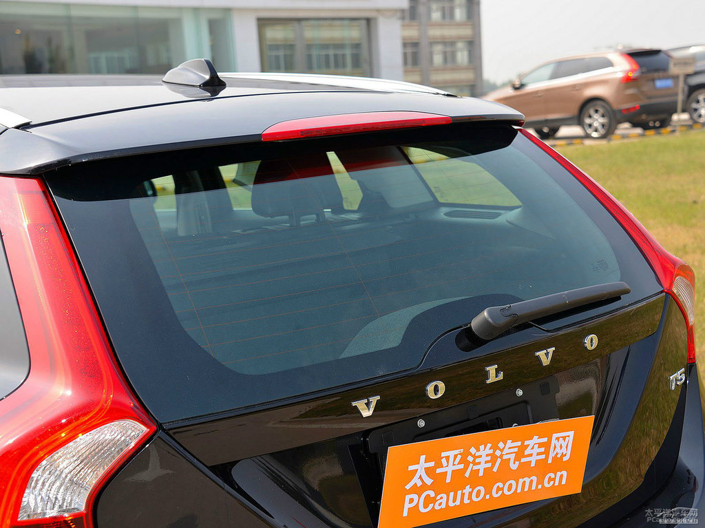 亮黑藍(lán)沃爾沃V60車尾外觀圖片