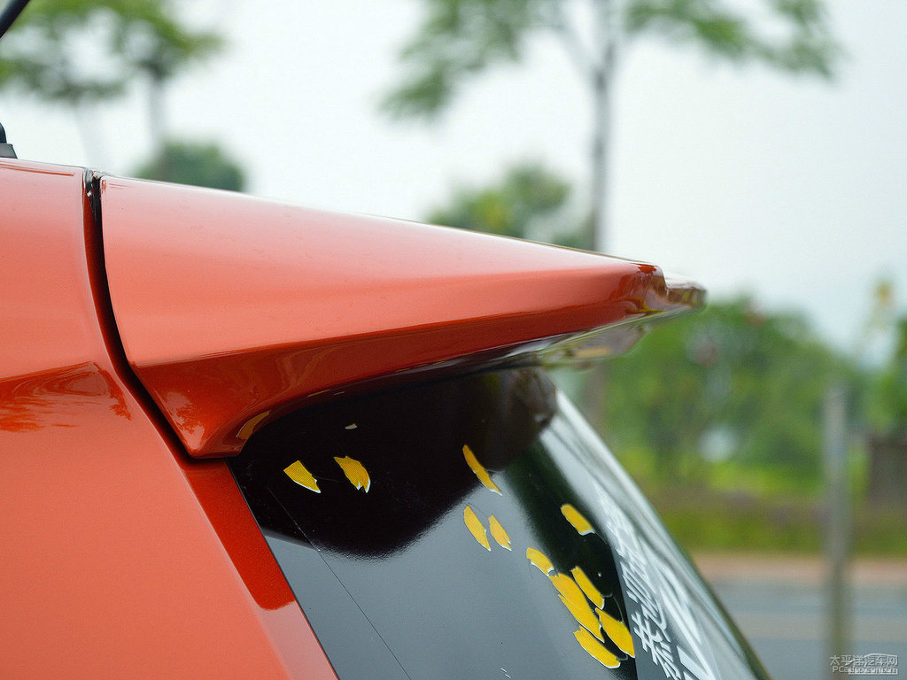 橙色RAV4榮放車尾外觀圖片