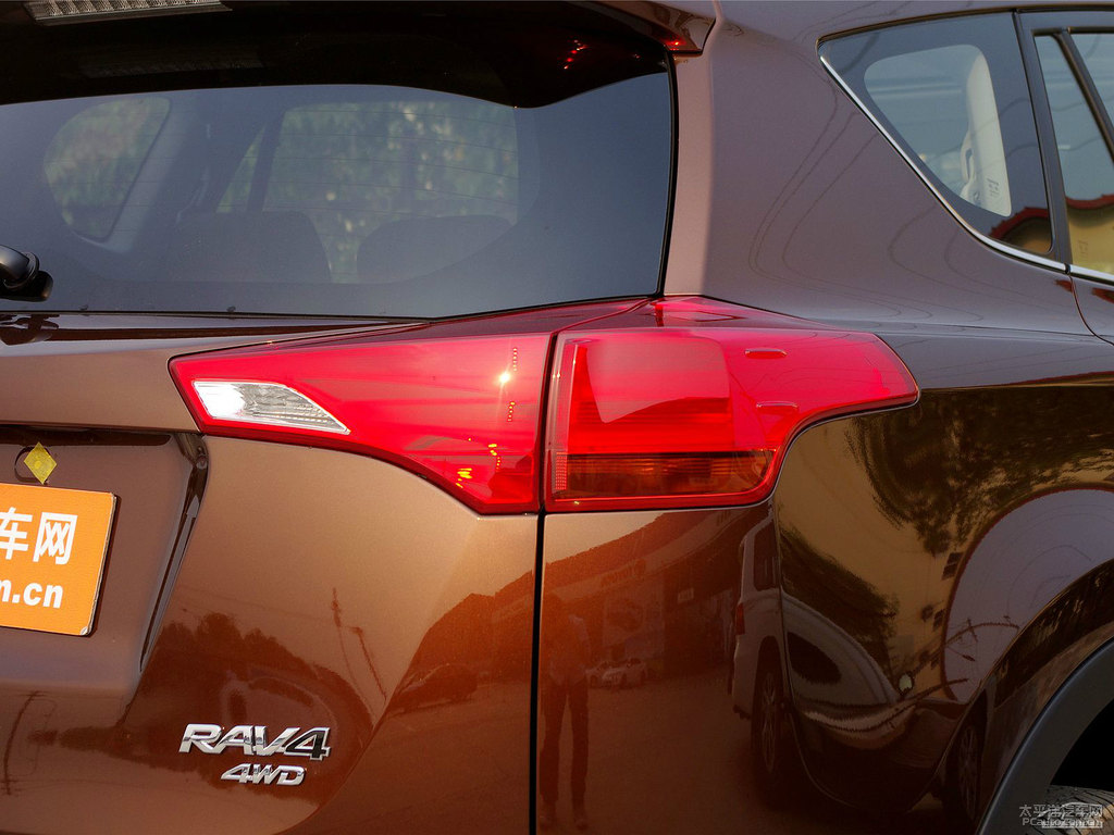 深棕云母色RAV4榮放車尾外觀圖片