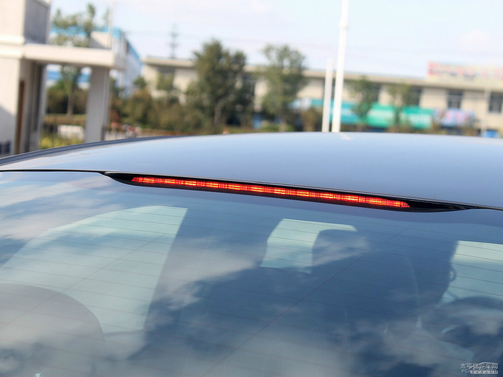 牡蠣灰蒙迪歐車身外觀圖片