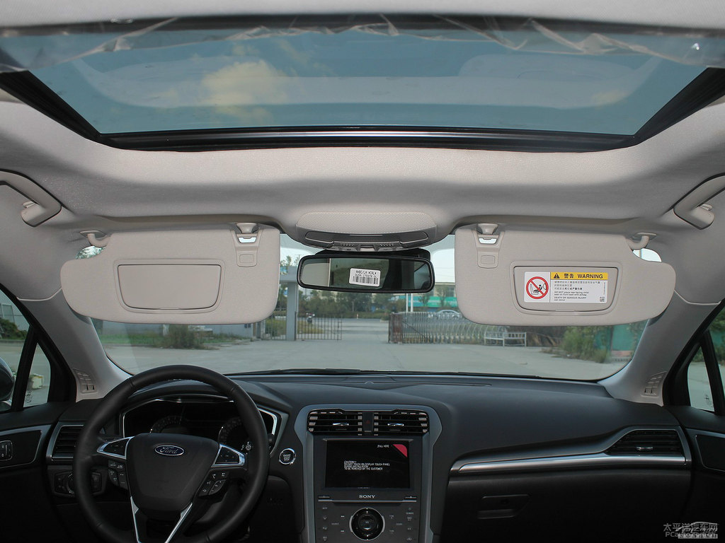 牡蠣灰蒙迪歐車廂內(nèi)飾圖片