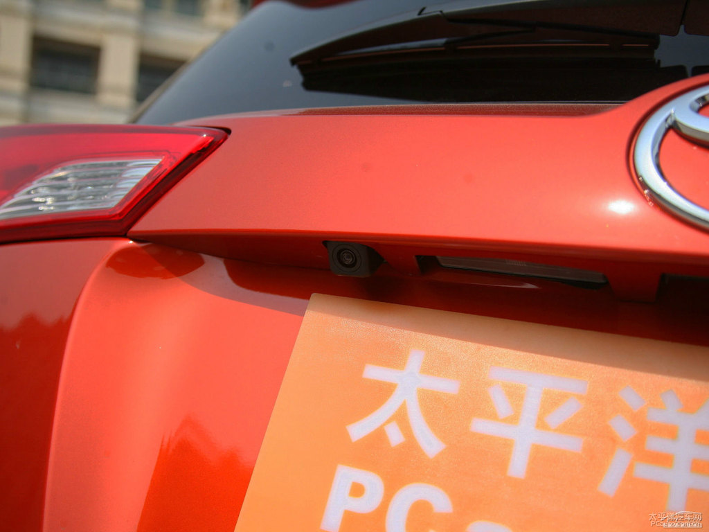 橙色RAV4榮放車尾外觀圖片