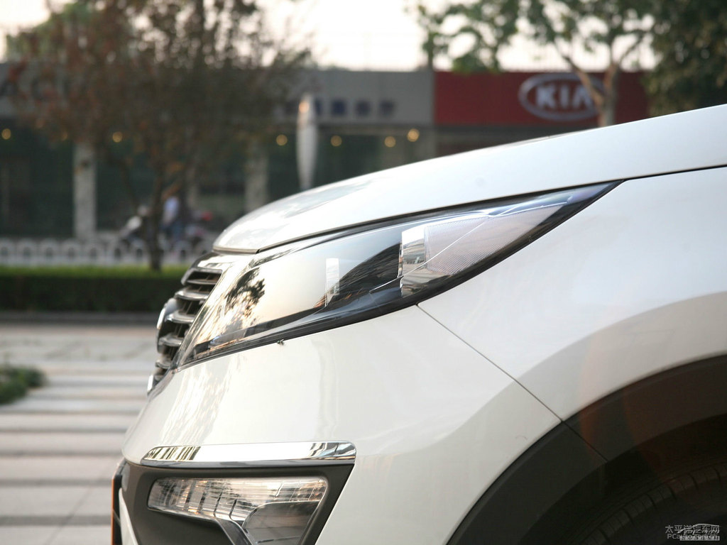 透明白智跑車頭外觀圖片