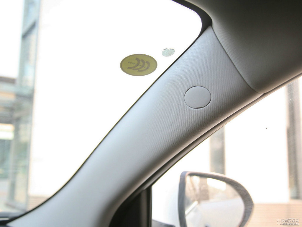 透明白智跑車廂內(nèi)飾圖片