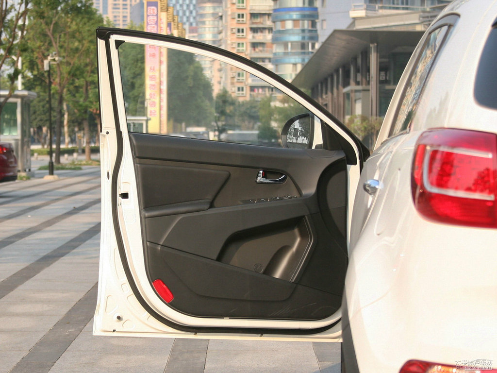 透明白智跑車廂內(nèi)飾圖片