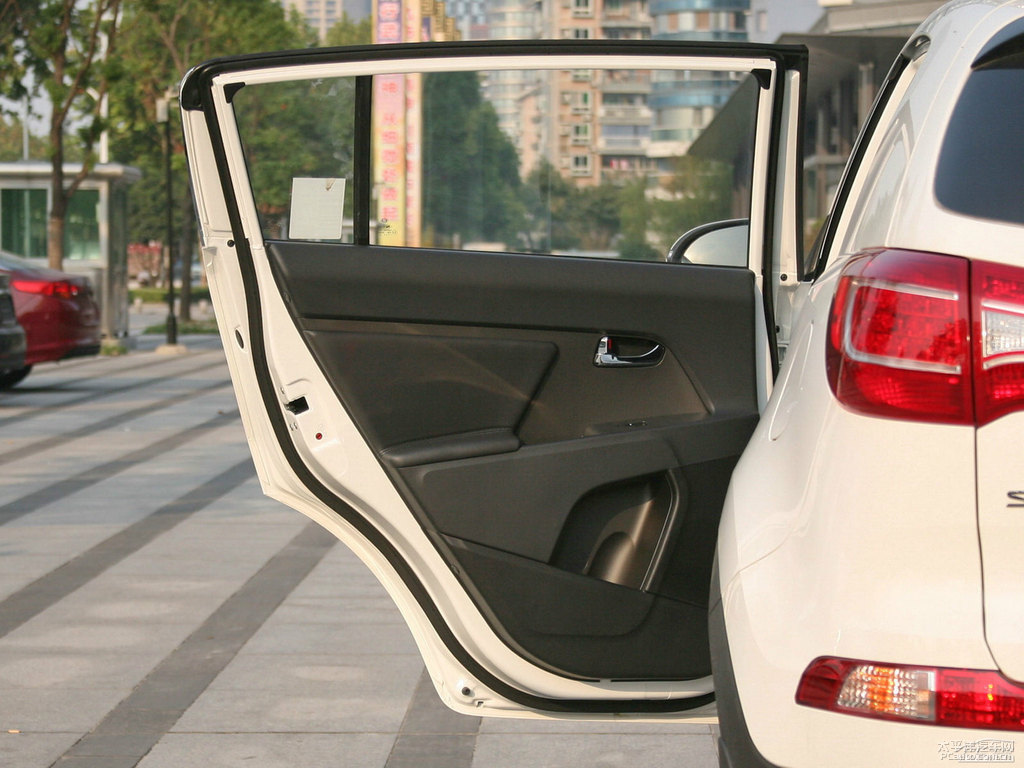透明白智跑車廂內(nèi)飾圖片