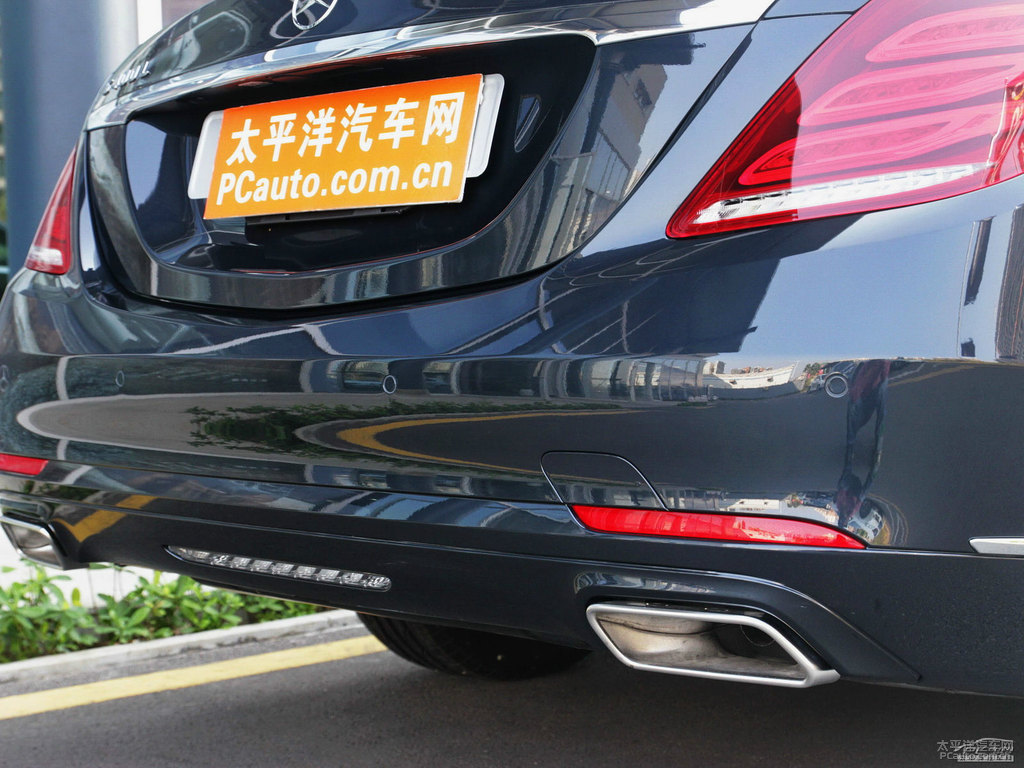 曜巖黑奔馳S級(jí)車尾外觀圖片