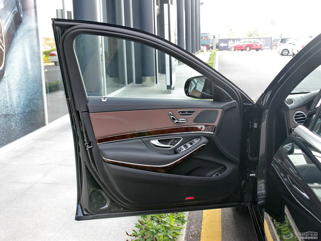 曜巖黑奔馳S級車廂內(nèi)飾圖片