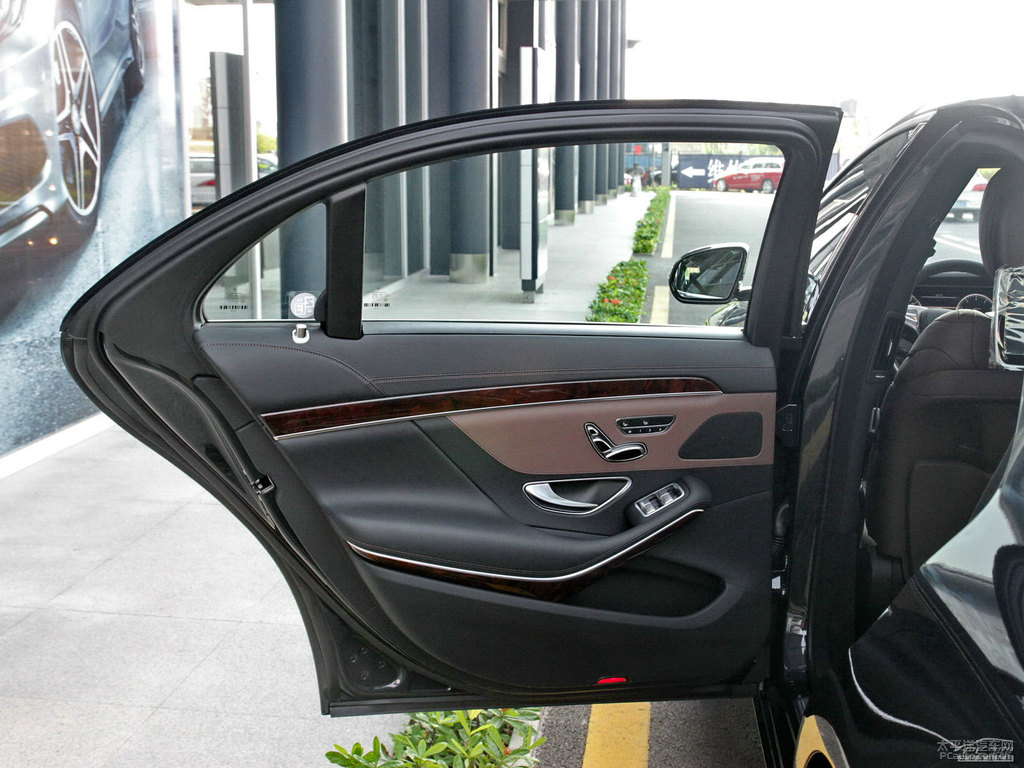 曜巖黑奔馳S級(jí)車廂內(nèi)飾圖片