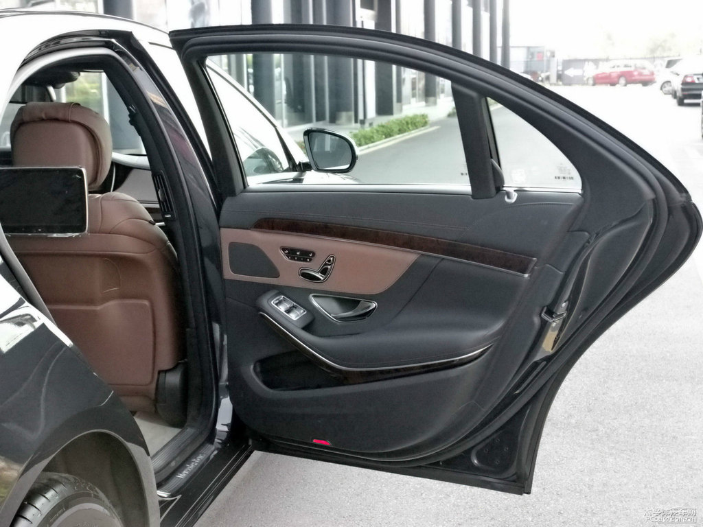 曜巖黑奔馳S級(jí)車廂內(nèi)飾圖片