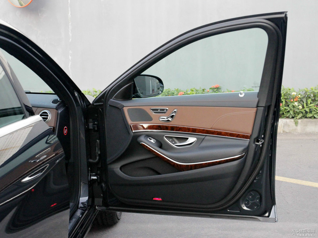 曜巖黑奔馳S級車廂內(nèi)飾圖片