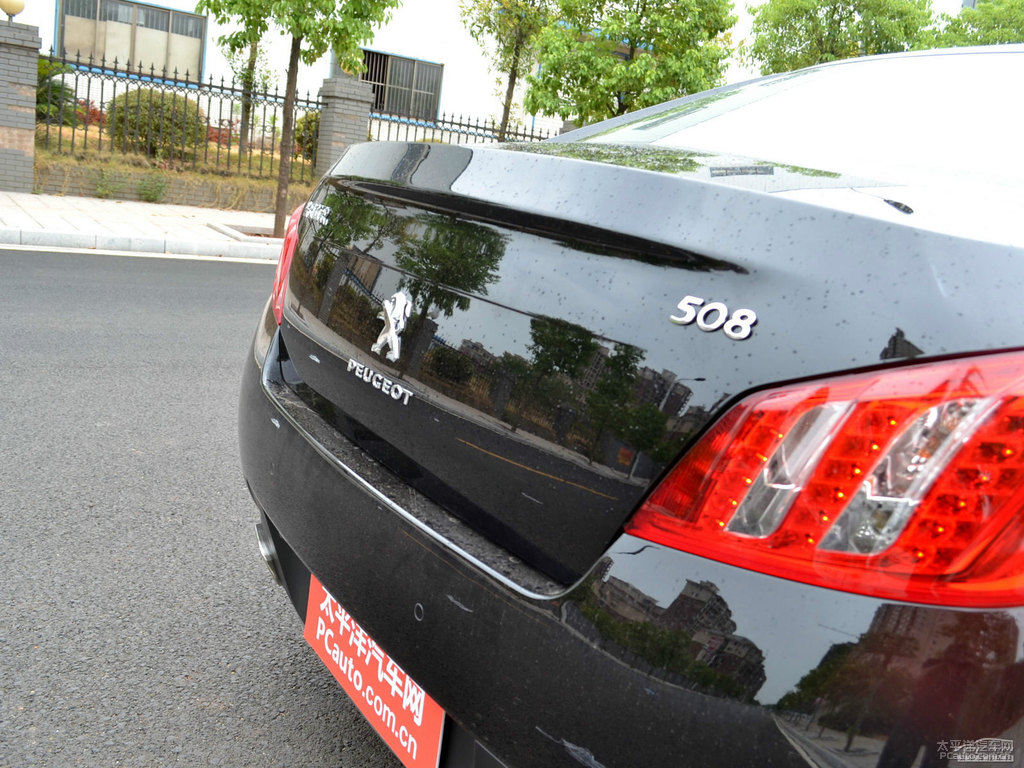 碳晶黑標致508車尾外觀圖片