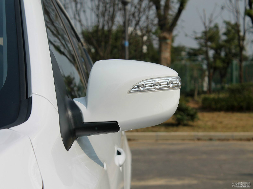 瑩白北京現(xiàn)代ix35車(chē)身外觀圖片