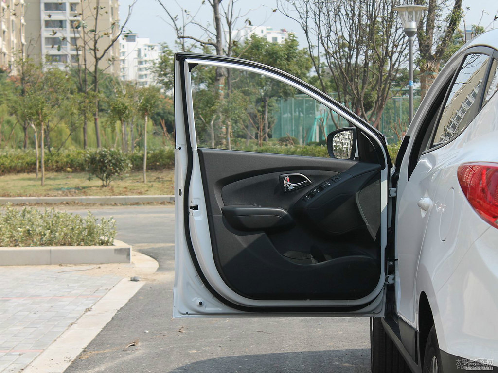 瑩白北京現(xiàn)代ix35車廂內(nèi)飾圖片
