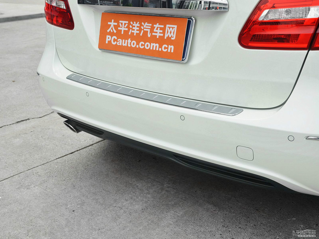 卷云白奔馳B級車尾外觀圖片