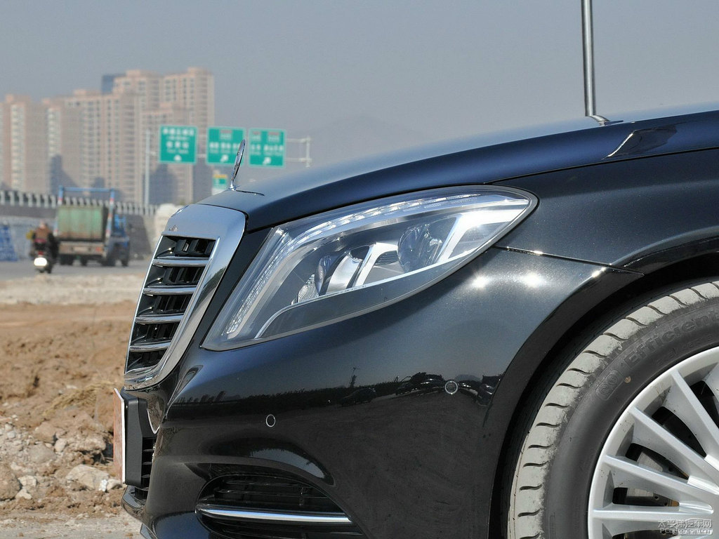 曜巖黑奔馳S級(jí)車(chē)頭外觀圖片