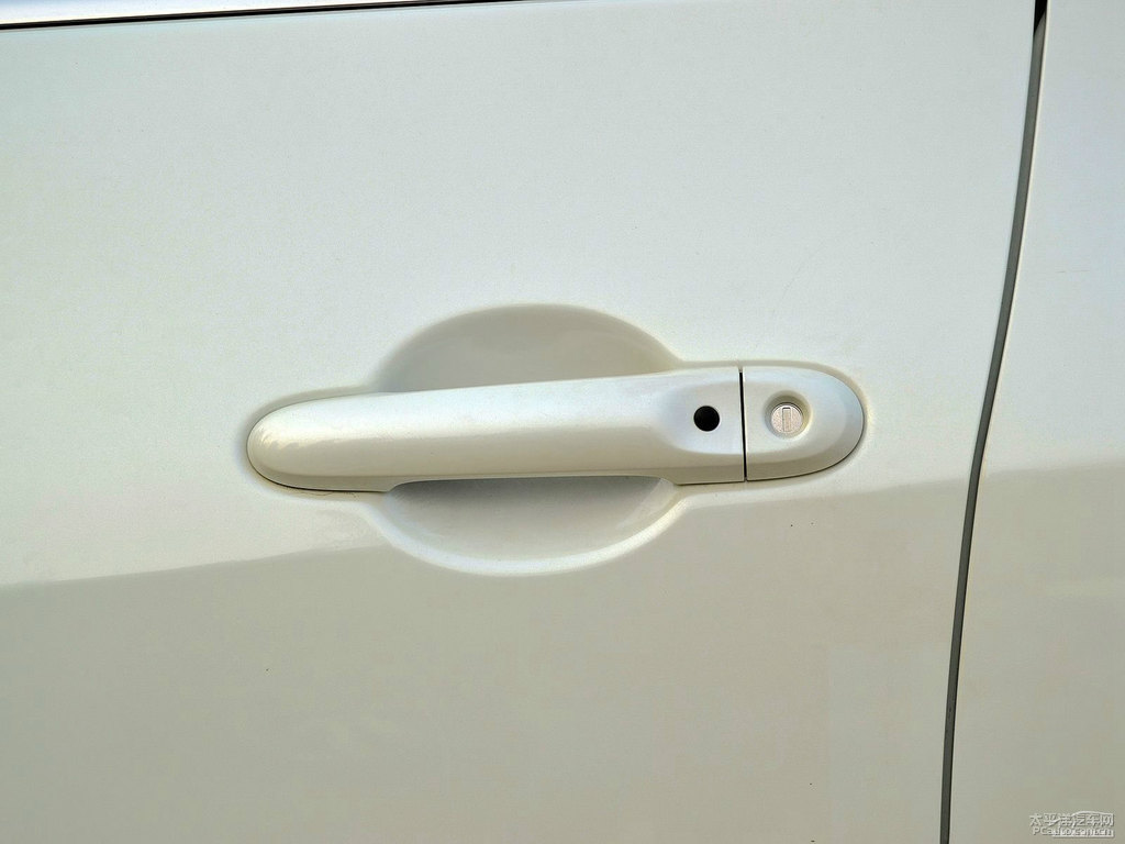 象牙白騏達車身外觀圖片