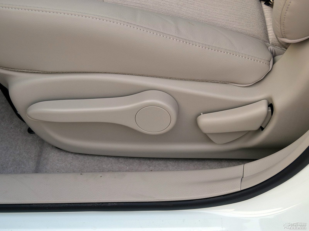 象牙白騏達(dá)車廂內(nèi)飾圖片