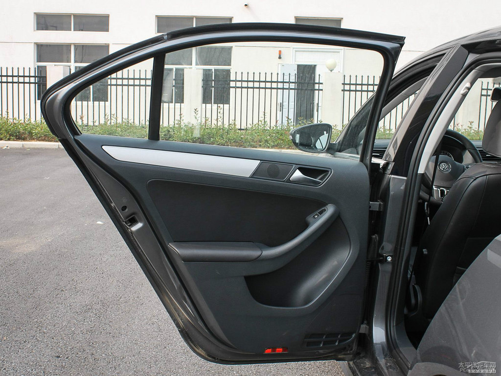 波斯灰速騰車廂內(nèi)飾圖片