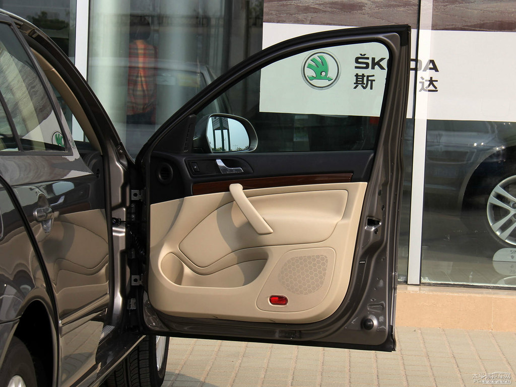 鐳射灰明銳車廂內(nèi)飾圖片