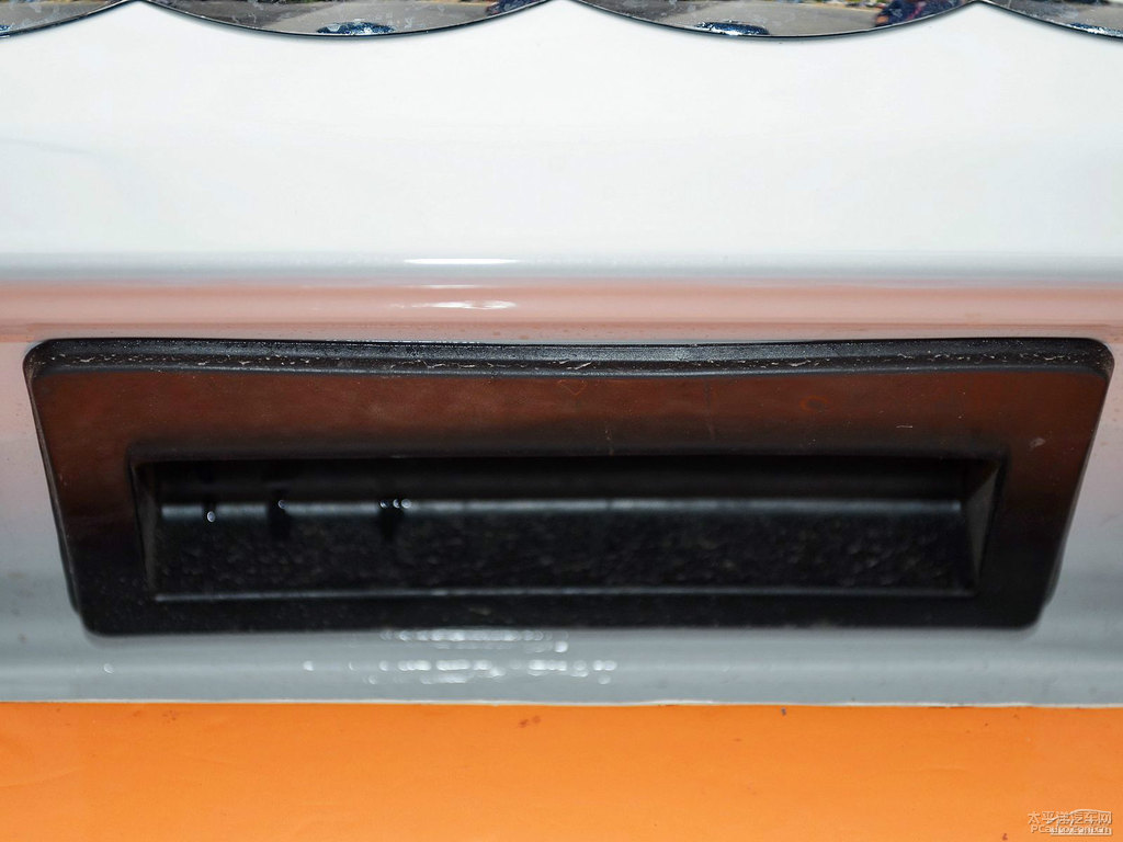 冰川白奧迪Q3車尾外觀圖片