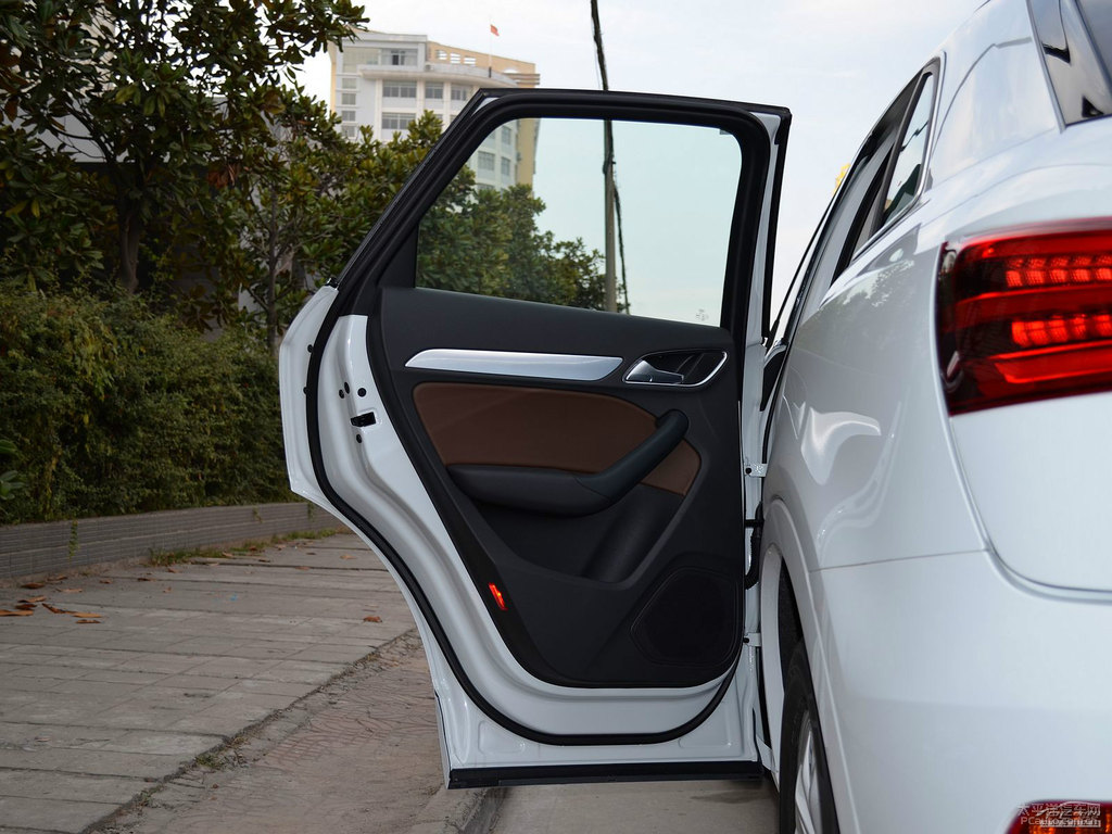 冰川白奧迪Q3車廂內(nèi)飾圖片