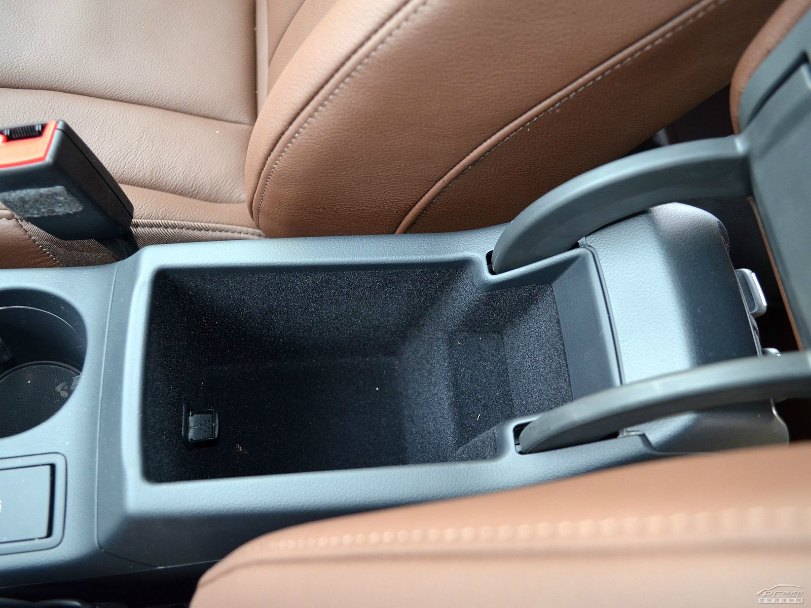 奧迪Q3空間高清大圖