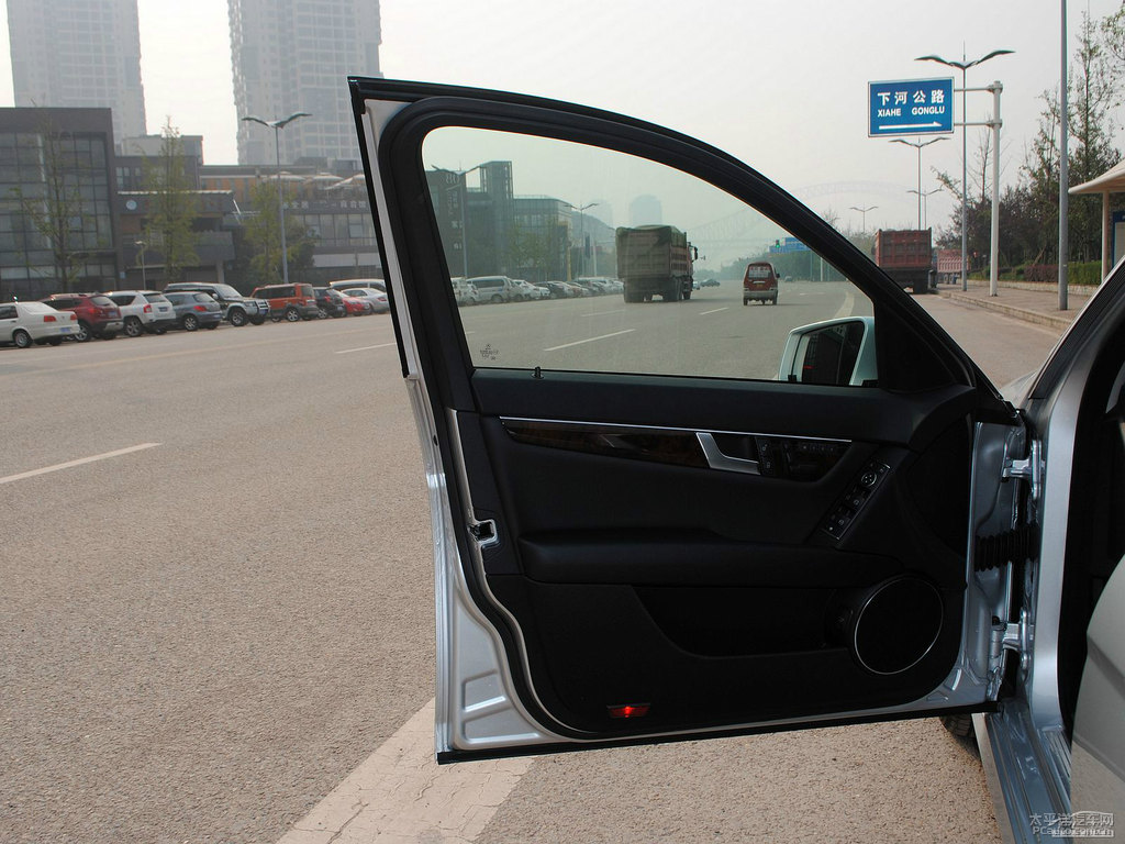 鉆石銀奔馳C級車廂內(nèi)飾圖片